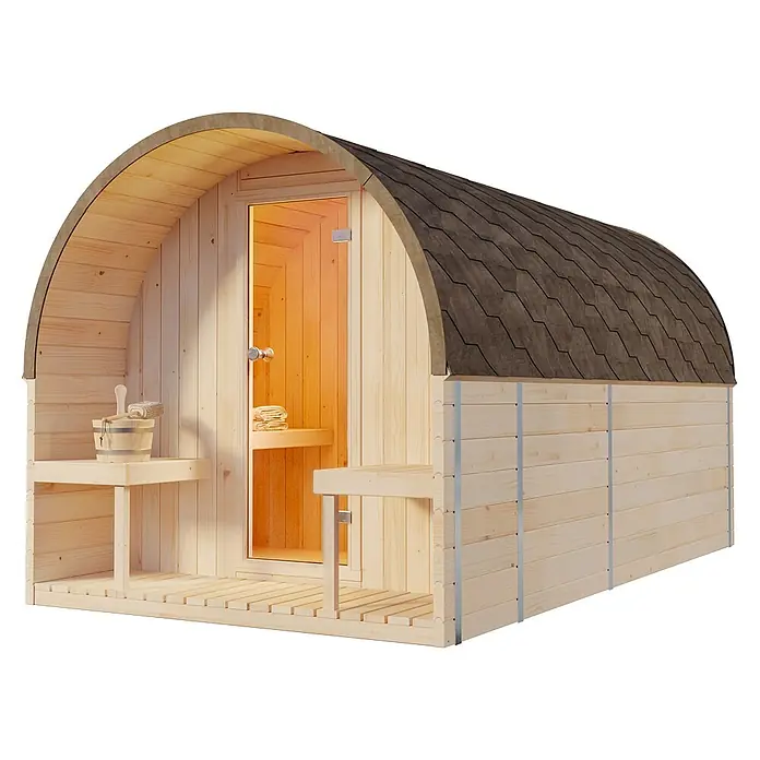 FinnTherm Fasssauna ScandiPod Deluxe - Holz - Eine Fasssauna mit einem einzigartigen Tonnendesign aus hellem Holz und braunem Dach, die eine entspannende Wellness-Oase bietet.