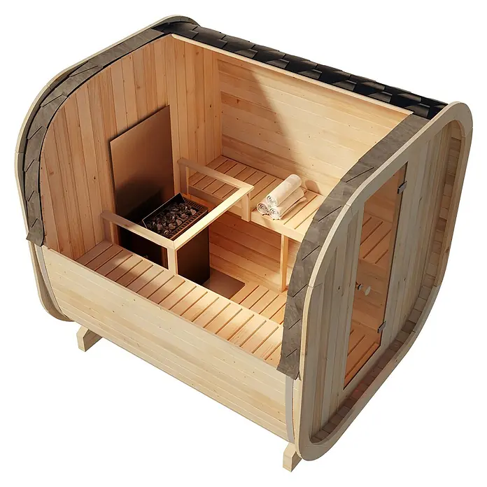 FinnTherm Fasssauna ScandiCube Comfort - Holz - Innenansicht einer Fasssauna mit Holzbänken, Ofen und Handtüchern. Die Sauna hat ein modernes Design und eine Glastür.