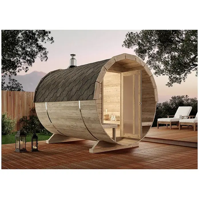 FinnTherm Fasssauna Carrie - Holz - Dieses Bild zeigt eine Barrel-Sauna aus Holz mit einem Dach und einem kleinen Schornstein, die sich auf einer Holzterrasse befindet.
