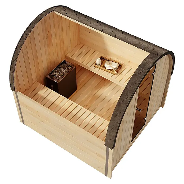 FinnTherm Fasssauna ScandiPod Comfort - Holz - Eine Fasssauna mit Holzverkleidung, Bänken und einem Ofen im Inneren, die eine entspannende Wellness-Atmosphäre verspricht.