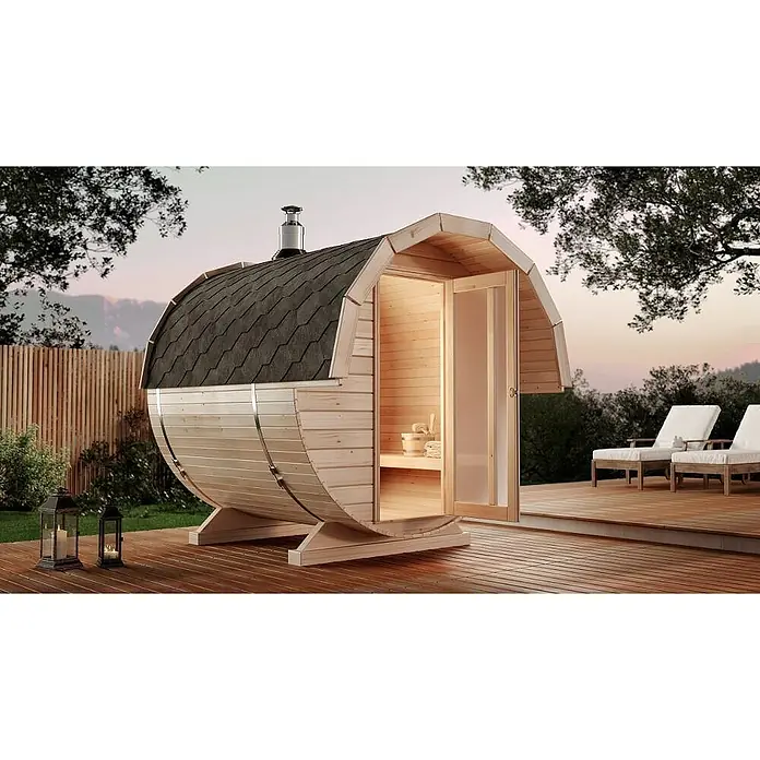 FinnTherm Fasssauna Samantha - Holz - Bild einer Fasssauna aus Holz mit geöffneter Tür, die auf einer Terrasse steht. Sie hat ein schindelgedecktes Dach und einen Schornstein.