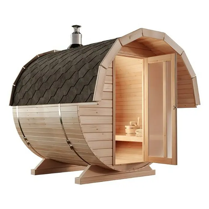 FinnTherm Fasssauna Samantha - Holz - Diese Abbildung zeigt eine stilvolle Fasssauna aus Holz mit offenstehender Tür, die einen Einblick ins Innere gewährt.