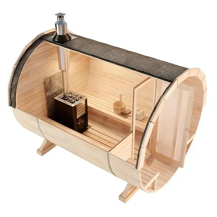 FinnTherm Fasssauna Carrie - Holz - Ein atemberaubender Blick in das Innere einer Fasssauna mit Holzofen, Bänken und dem Ofenrohr, das nach außen führt.