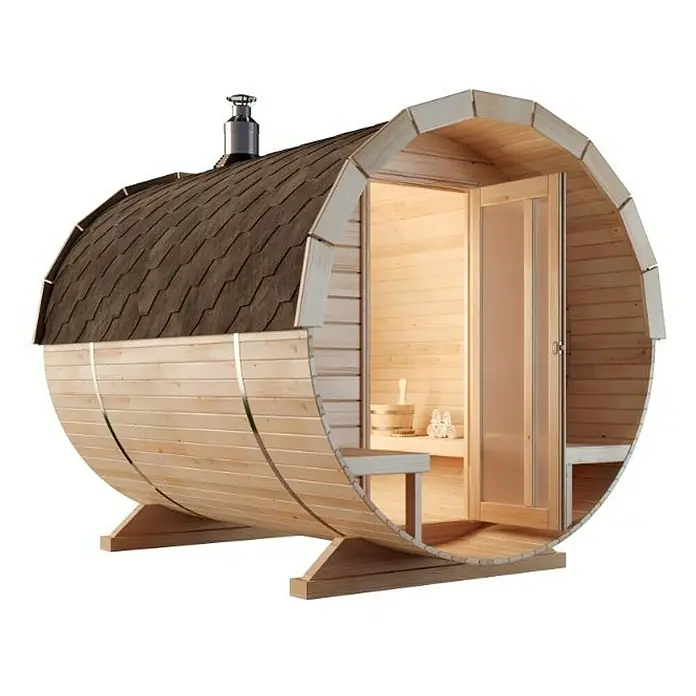 FinnTherm Fasssauna Carrie - Holz - Barrel-Sauna mit Holzdach und Tür. Die Sauna ist aus hellem Holz gefertigt und steht auf einem Holzrahmen.