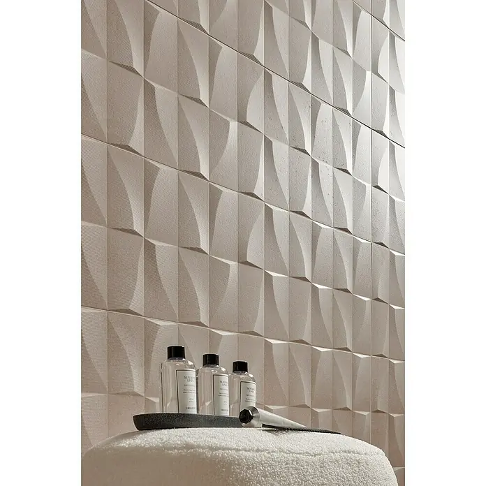 Revestimiento de pared Brikston Decor - 30 x 90 cm, Arena, Rectificado, Relieve - Elegantes azulejos de pared 3D beige con tres artículos de tocador en un taburete. Un diseño elegante y moderno para cualquier habitación.