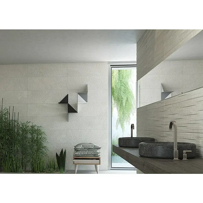 Revestimiento de pared Aurea Decor - 30 x 90 cm, Blanco, Rectificado, Relieve - Un baño moderno con lavabos grises, una encimera elegante y vegetación exuberante para un ambiente sereno.