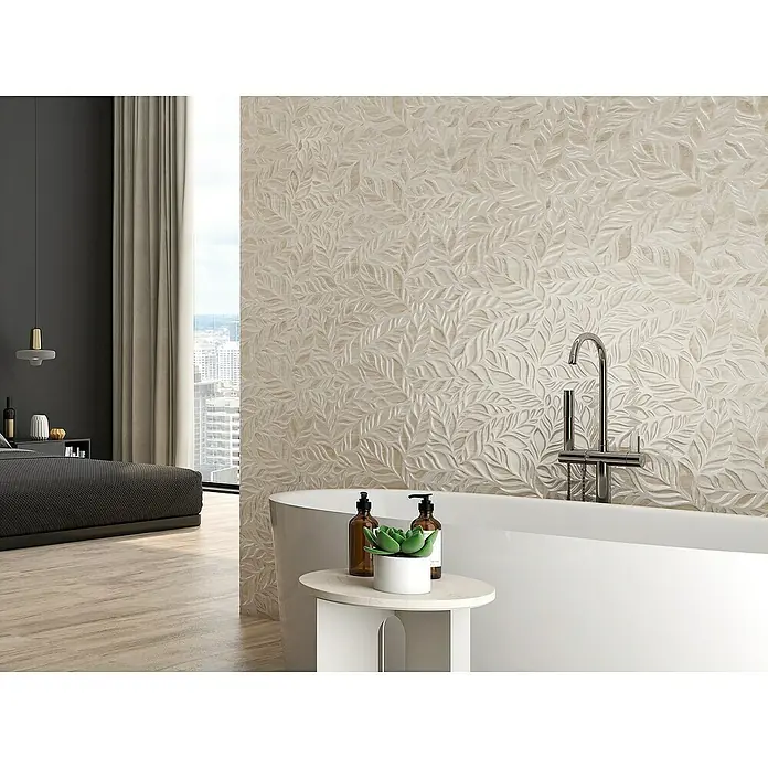 Revestimiento de pared Lumia Decor - 30 x 90 cm, Crema, Rectificado, Relieve - Un baño con bañera y pared de acento con un elegante diseño de hojas. El azulejo le da un toque lujoso al espacio.