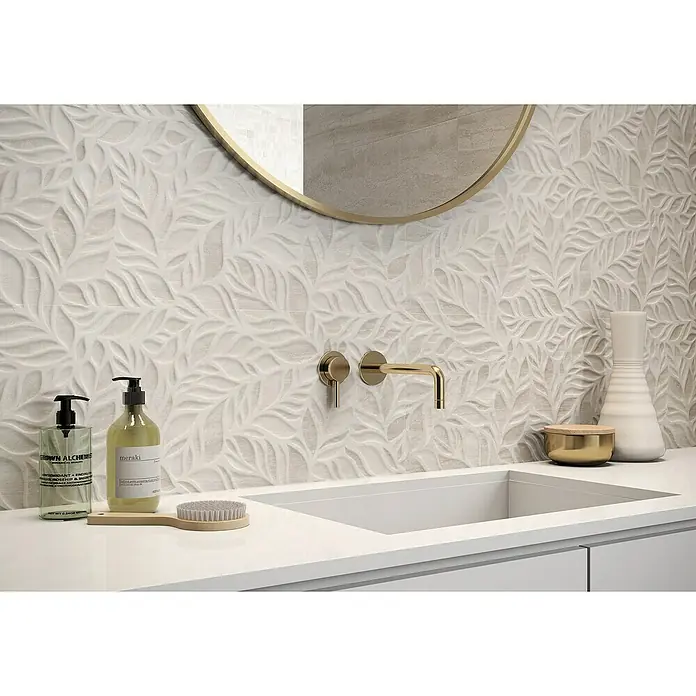 Revestimiento de pared Lumia Decor - 30 x 90 cm, Blanco, Rectificado, Relieve - Primer plano de un elegante grifo de baño contra una pared con azulejos con estampado de hojas, que muestra un diseño elegante y moderno.