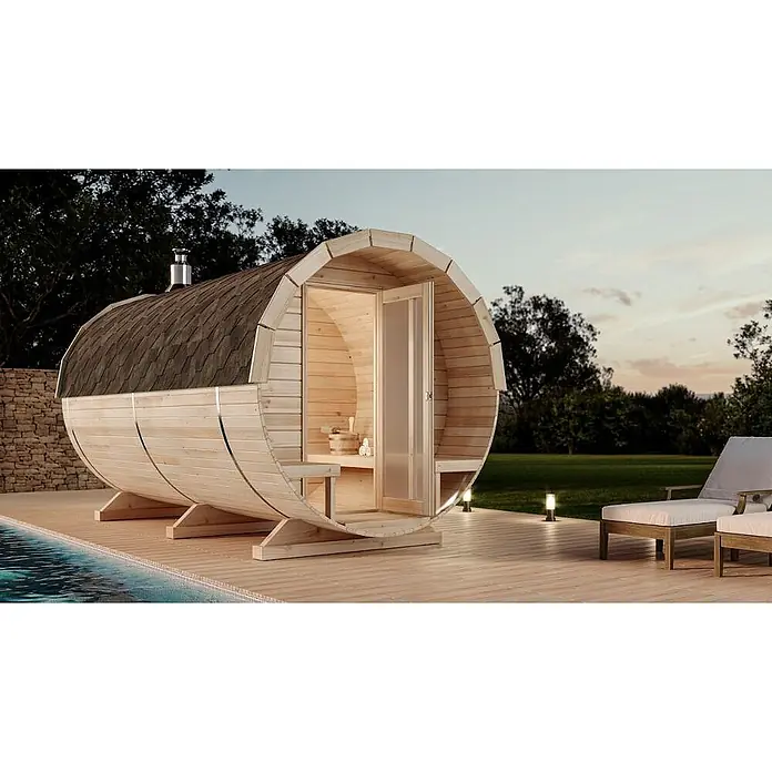 FinnTherm Fasssauna Charlotte - Holz - Diese Fasssauna bietet ein einzigartiges Wellness-Erlebnis. Die Sauna hat eine Tür und ein kleines Fenster, ein Entspannungsbereich mit Liegestühlen im Freien.
