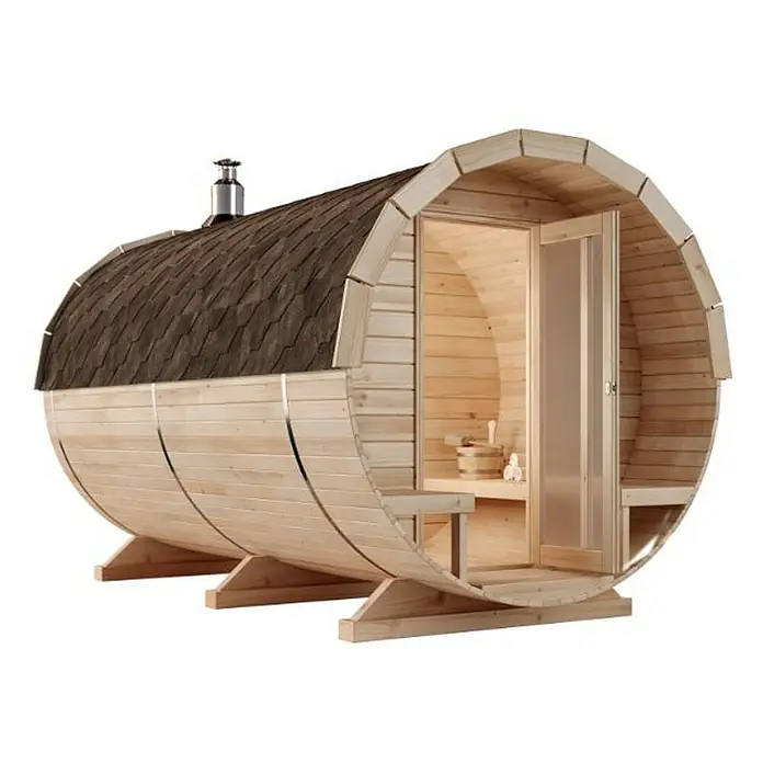FinnTherm Fasssauna Charlotte - Holz - Das Bild zeigt eine Fasssauna aus Holz mit einem braunen Dach und einer Glastür. Die Sauna steht auf einem Holzrahmen.