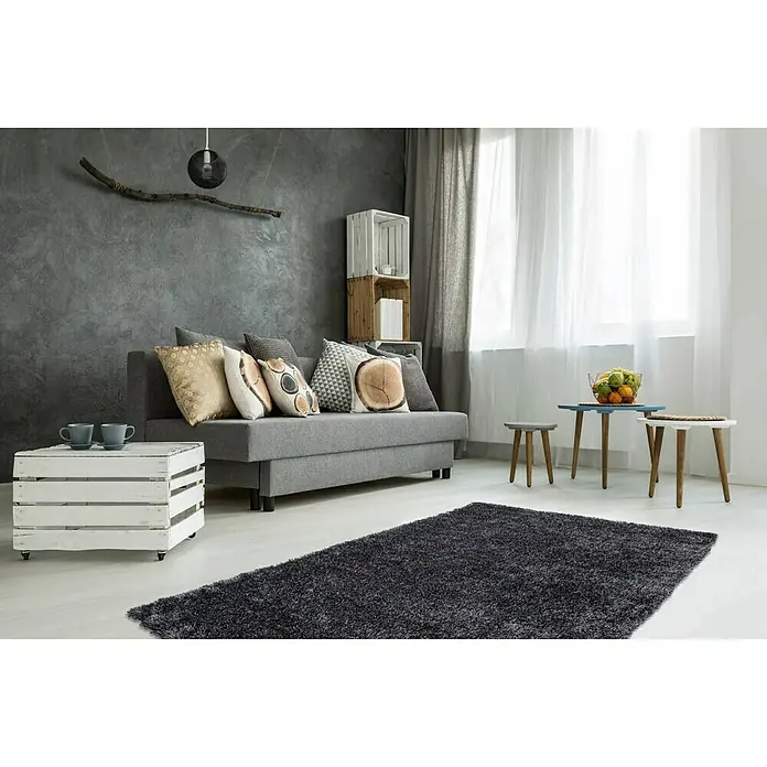 Kayoom Hochflorteppich DiamondAnthrazit, 290 x 200 cm, 100 % Polyester - Grauer Teppich mit zotteliger Textur in einem stilvollen Wohnzimmer, der dem Raum Wärme und Komfort verleiht.