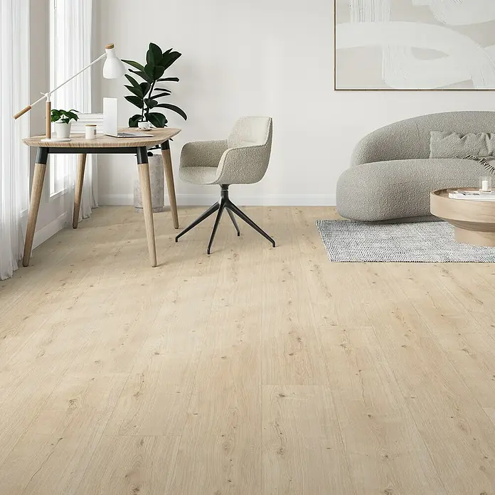 Parador Designboden Modular One - Eiche Atmosphere geschliffen, Landhausdiele, 2.200 x 235 x 8 mm - Ein heller Raum mit einem Schreibtisch, einem Stuhl und einem Sofa. Der Fokus liegt auf dem hellen Holzboden, der dem Raum Wärme verleiht.
