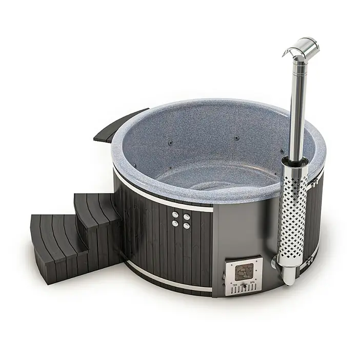 FinnTherm Hot Tub Stockholm "Spa Edition" Deluxe - 180 cm, Nordische Holz, Schwarz - Das Bild zeigt einen runden, holzbefeuerten Badezuber mit Treppe und Edelstahlkamin. Der Zuber ist schwarz und hat eine graue Innenauskleidung.