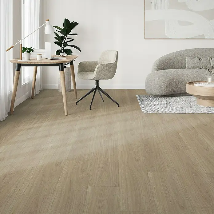 Parador Vinylboden Classic 2030 - Eiche Oxford geschliffen Gebürstete Struktur, Landhausdiele, 1.207 x 216 x 9,6 mm - Innenaufnahme eines Zimmers mit stilvollem Holzfußboden, der eine warme und einladende Atmosphäre schafft.