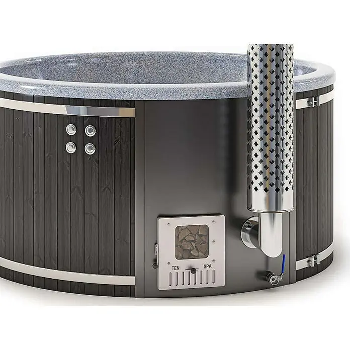 FinnTherm Hot Tub Stockholm "Spa Edition" Deluxe - 180 cm, Nordische Holz, Schwarz - Abbildung eines holzbefeuerten Whirlpools mit Edelstahlkamin und grauer Innenverkleidung für den Außenbereich.