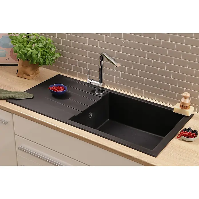 Respekta Einbauspüle Houston - 100 x 50 cm, Schwarz, Anzahl Becken: 1 Stk. - Spültisch mit Armatur, roten Johannisbeeren in einer blauen Schale, Spülbürste und Seife auf der hölzernen Arbeitsplatte.