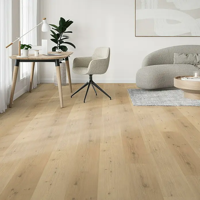Parador Vinylboden Classic 2030 - Eiche Natural Mix hell Holzstruktur, Landhausdiele, 1.207 x 216 x 9,6 mm - Einladendes Interieur mit modernem Schreibtisch, stilvollem Sessel und einem hellen Holzboden, der Wärme und Eleganz ausstrahlt.