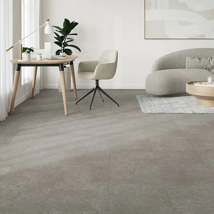 Parador Designboden Modular One - Granit grau, Landhausdiele, 853 x 400 x 8 mm - Elegantes Interieur mit modernem Schreibtisch, bequemen Stuhl und stilvollem Bodenbelag, der dem Raum eine zeitgemäße Note verleiht.