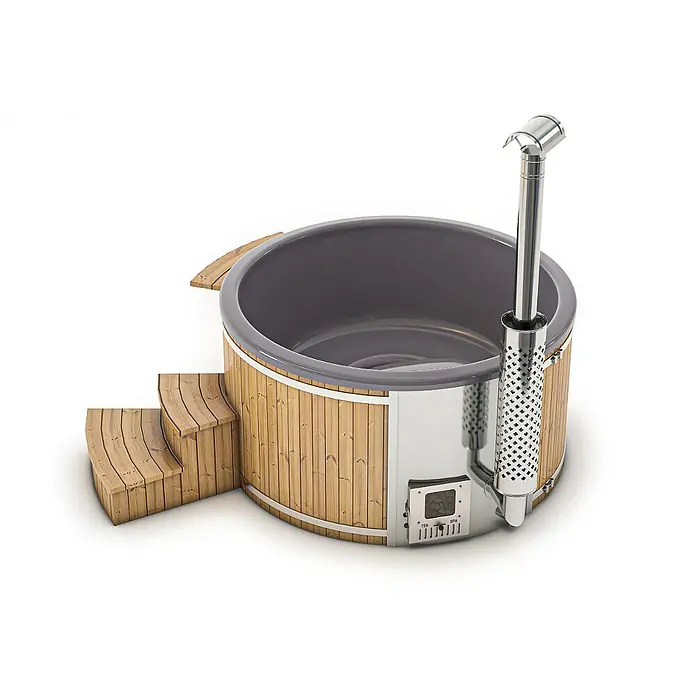 FinnTherm Hot Tub Stockholm - 180 cm, Nordische Holz, Naturbelassen - Das Bild zeigt einen holzbefeuerten Badezuber mit Treppe und Edelstahlkamin auf weißem Grund. Er ist eine ideale Ergänzung für jeden Garten.