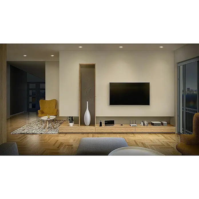 Osram LED-Einbauleuchten-Set rund - 4,9 W, Ø x H: 9 cm x 3,5 mm, Weiß, 3 Stk., Warmweiß - Wohnzimmer mit modernem TV-Gerät an der Wand über einem Sideboard mit Dekorationen und technischen Geräten, beleuchtet durch Einbaustrahler.