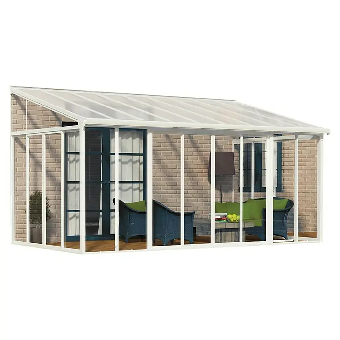 Palram – Canopia Wintergarten San Remo - B x T x H: 5,46 x 3 x 3,1 m, Verkehrsweiß - Ein stilvoller Wintergarten mit weißen Rahmen und transparentem Dach, ausgestattet mit gemütlichen Möbeln und einer entspannenden Atmosphäre.