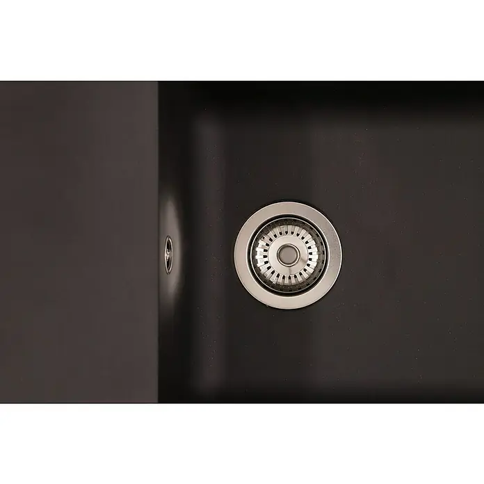 Respekta Einbauspüle Denver - 50 x 100 cm, Anzahl Becken: 1 Stk., Schwarz - Detailaufnahme eines modernen, dunklen Spülbeckens mit einem runden, glänzenden Edelstahl-Abfluss und einem zusätzlichen Loch für Zubehör.