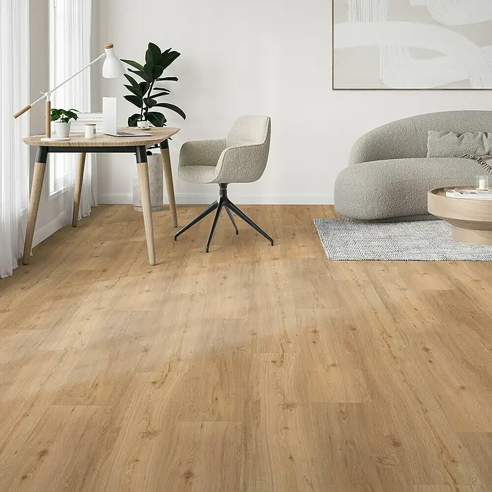 Parador Vinylboden Classic 2030 - Eiche natur Gebürstete Struktur, Landhausdiele, 1.207 x 216 x 9,6 mm - Helle Holzbodenfläche in einem modernen Wohnzimmer mit Schreibtisch, Stuhl und Sofa. Der Bodenbelag verleiht dem Raum Wärme und Eleganz.