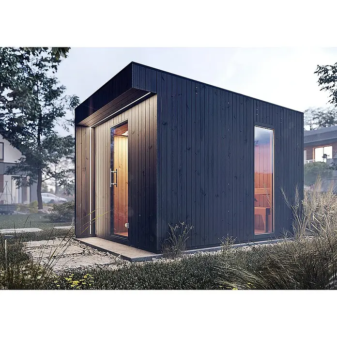 FinnTherm Saunahaus Siena - L x B x H: 397 x 203 x 236 cm - Außenaufnahme einer modernen, dunklen Holzsauna mit Glasfenster und Tür, umgeben von üppigem Grün, die ein entspannendes Wellnesserlebnis verspricht.