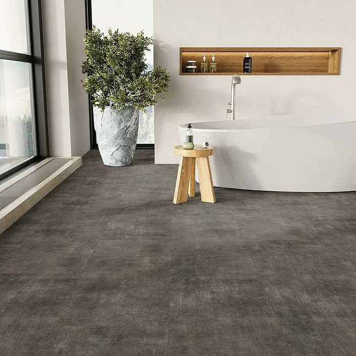 Parador Vinylboden Basic 5.3 - Mineral black, Fliese, 914 x 457 x 5,3 mm - Elegantes Badezimmer mit dunklem Vinylboden, freistehender Badewanne und Holzelementen für ein stilvolles Ambiente.