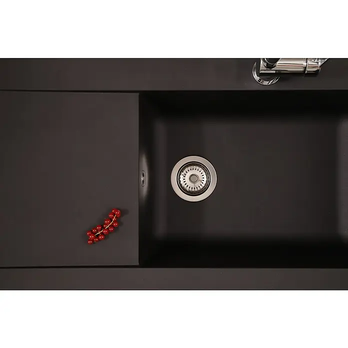 Respekta Einbauspüle Denver - 50 x 100 cm, Anzahl Becken: 1 Stk., Schwarz - Schwarze Küchenspüle mit Abtropffläche und roter Johannisbeere. Der Fokus liegt auf dem eleganten Design und der Funktionalität der Spüle.