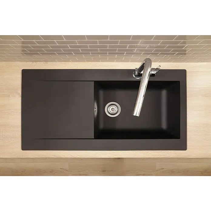 Respekta Einbauspüle Denver - 50 x 100 cm, Anzahl Becken: 1 Stk., Schwarz - Schwarze Küchenspüle mit Abtropffläche und modernem Wasserhahn, eingebettet in eine helle Arbeitsplatte mit Fliesenspiegel im Hintergrund.