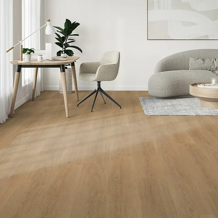 Parador Vinylboden Classic 2030 - Eiche Studioline natur Holzstruktur, Landhausdiele, 1.207 x 216 x 9,6 mm - Ein helles Zimmer mit einem Schreibtisch, einem Stuhl und einem Sofa, die alle auf einem Holzboden stehen.