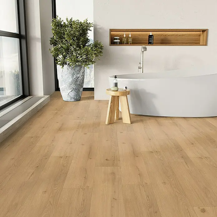 Parador Vinylbodenmuster Basic 5.3 Eiche Infinity natur - 200 x 225 x 5 mm, Landhausdiele - Helles Badezimmer mit Holzboden, Badewanne, Pflanze und Holzregal. Der Boden ist ein hochwertiger Holzboden, der dem Raum Wärme verleiht.