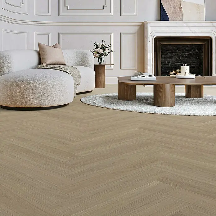 Parador Vinylboden Trendtime 3 - Eiche Oxford geschliffen, Fischgrät, 730 x 146 x 5 mm - Raumansicht mit elegantem Parkettboden im Fischgrätmuster, der dem Raum Wärme und Struktur verleiht.\n