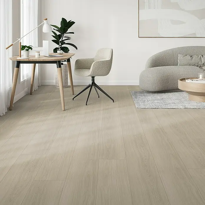 Parador Designboden Modular One - Eiche Artemis pearl, Landhausdiele, 2.200 x 235 x 8 mm - Einladender Raum mit hellen Holzböden, einem Schreibtisch mit Lampe, einem stilvollen Stuhl und einem gemütlichen Sofa, ideal für moderne Wohnräume.