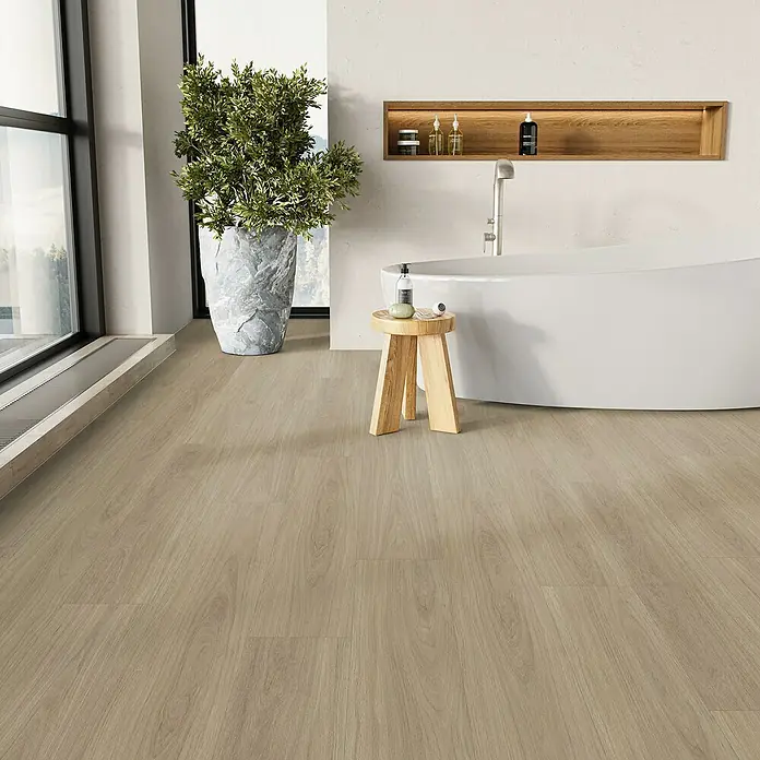 Parador Vinylboden Basic 5.3 - Eiche Oxford geschliffen, Landhausdiele, 1.209 x 225 x 5,3 mm - Elegantes Badezimmer mit modernem Holzfußboden, das eine warme und einladende Atmosphäre schafft.