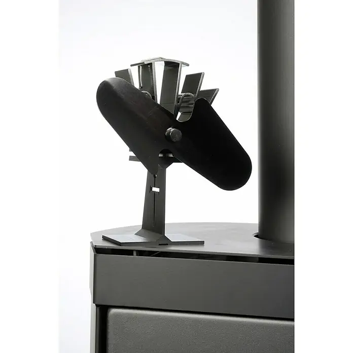 Admiral Ofenventilator - Stromlos, Betriebstemperatur: 60 °C - 345 °C - Nahaufnahme eines schwarzen Ofenventilators, der auf einem Ofen platziert ist. Der Ventilator ist aus Metall gefertigt und hat mehrere Rotorblätter.