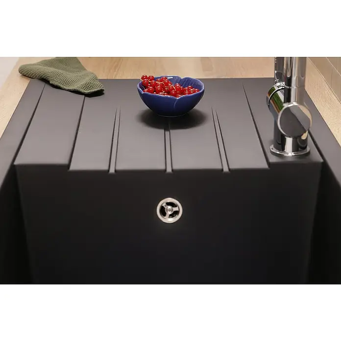 Respekta Einbauspüle Houston - 100 x 50 cm, Schwarz, Anzahl Becken: 1 Stk. - Nahaufnahme einer modernen schwarzen Spüle mit Abtropffläche, einem silbernen Wasserhahn und einer Schale mit roten Johannisbeeren.