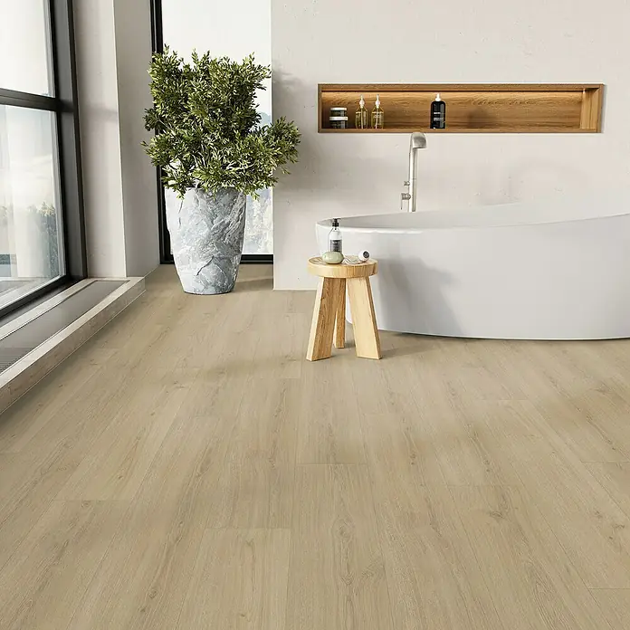 Parador Vinylboden Basic 5.3 - Eiche Regent beige, Landhausdiele, 1.209 x 225 x 5,3 mm - Badezimmer mit hellem Holzboden, freistehender Badewanne, Holzregal und großem Fenster für ein modernes, entspannendes Ambiente.