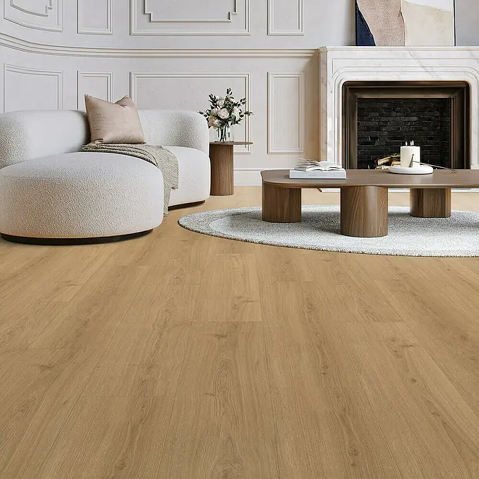 Parador Vinylboden Classic 2030 - Eiche Regent natur Gebürstete Struktur, Landhausdiele, 1.207 x 216 x 9,6 mm - Helles, einladendes Wohnzimmer mit einem modernen Holzboden, der Wärme und Eleganz ausstrahlt. Der Boden harmoniert perfekt mit der Einrichtung.
