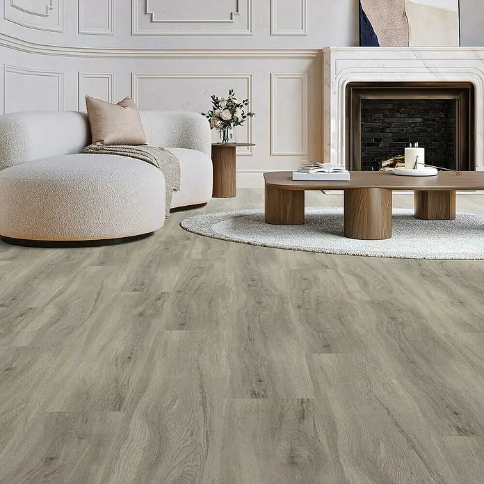 Parador Vinylbodenmuster Basic 30 Eiche pastellgrau Holzstruktur - 200 x 216 x 9,4 mm, Landhausdiele - Einladender Raum mit modernem Sofa, Couchtisch und hellgrauem Holzboden, der Wärme und Stil vereint. Helle und zeitgemäße Atmosphäre.