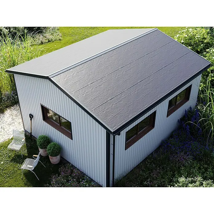 Dachbahn KSK-M - 5 x 1 m, Alu-Anthrazit - Ansicht eines modernen Gartenhauses mit grauen Dachplatten, hellen Fassadenverkleidungen und braun gerahmten Fenstern, umgeben von üppigem Grün.