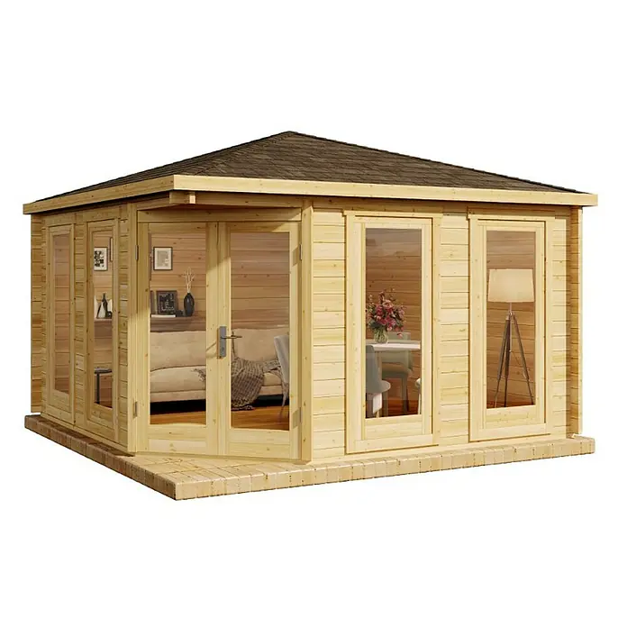 Alpholz Gartenhaus Maja - Außenmaß inkl. Dachüberstand (B x T): 409 x 409 cm, Holz, Pinie - Ein helles Holzgartenhaus mit Fenstern und Türen, unter einem dunklen, leicht geneigten Dach. Innen sind Möbel zu sehen.