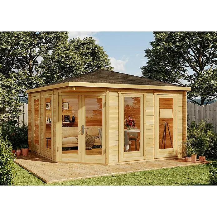 Alpholz Gartenhaus Maja - Außenmaß inkl. Dachüberstand (B x T): 409 x 409 cm, Holz, Pinie - Das Bild zeigt ein modernes Gartenhaus aus Holz mit großen Fensterfronten, die viel Tageslicht hereinlassen. Es steht auf einer Holzterrasse inmitten eines grünen Gartens.