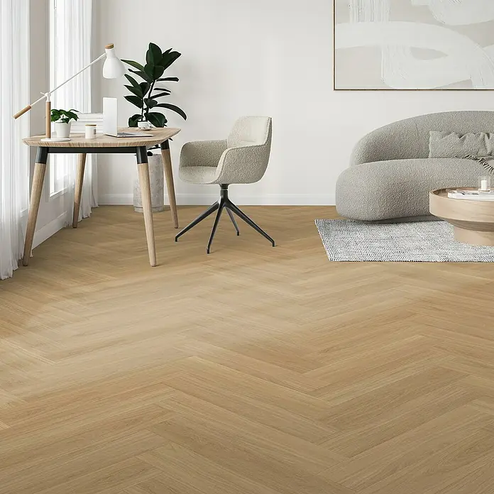 Parador Vinylboden Trendtime 3 - Eiche Oxford natur, Fischgrät, 730 x 146 x 5 mm - Elegantes Interieur mit hellbraunem Fischgrätparkett, das dem Raum Wärme und Struktur verleiht.