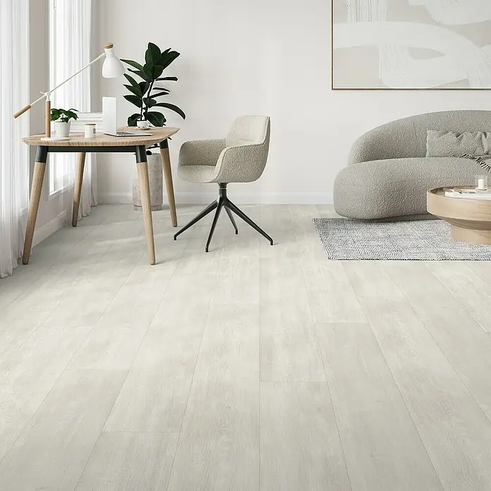 Parador Designboden Modular One - Eiche Nordic weiß, Landhausdiele, 2.200 x 235 x 8 mm - Ein helles, modernes Wohnzimmer mit einem Schreibtisch, einem Stuhl, einer Couch und einem hellen Holzboden für ein freundliches Ambiente.