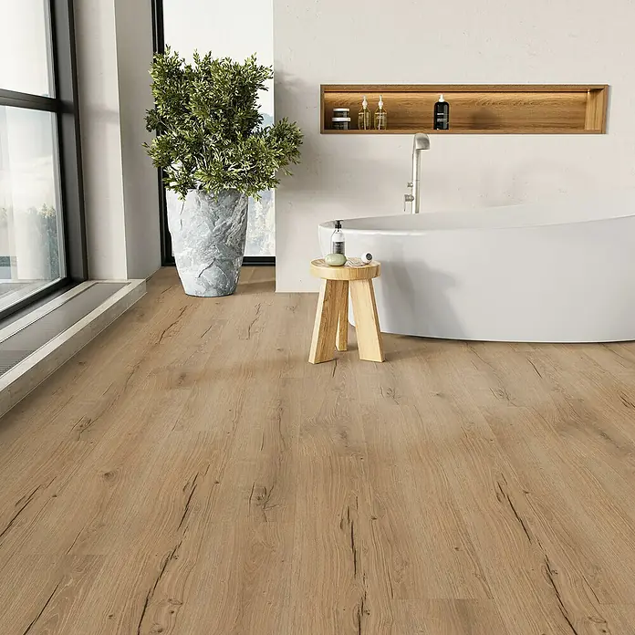 Parador Vinylboden Basic 5.3 - Eiche Cambridge natur, Landhausdiele, 1.209 x 225 x 5,3 mm - Ein Badezimmer mit hellem Holzfußboden, einer weißen Badewanne und einem Holzhocker, der eine entspannende Atmosphäre schafft.