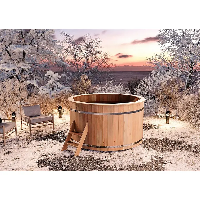 FinnTherm Hot Tub Bergen - 180 cm, Nordische Holz|Holz|Holz|Holz, Naturbelassen - Einladender winterlicher Außenbereich mit einem rustikalen Holz-Badezuber, ideal zum Entspannen in der kalten Jahreszeit.
