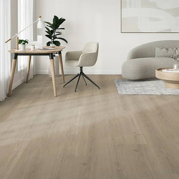 Parador Vinylbodenmuster Basic 30 Eiche Regent grau Gebürstete Struktur - 200 x 216 x 9,4 mm, Landhausdiele - Helle, moderne Büroeinrichtung mit einem bequemen Drehstuhl, der perfekt zum hellen Holzboden passt. Das Design strahlt Ruhe und Funktionalität aus.
