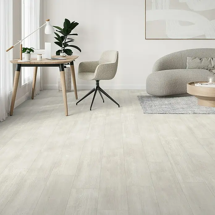 Parador Designbodenmuster Modular ONE Eiche Nordic Weiß - 200 x 194 x 8 mm, Landhausdiele, Eiche Nordic Weiß - Helles Wohnzimmer mit einem eleganten Schreibtisch, einem bequemen Sessel und einem modernen Sofa auf einem stilvollen Teppich.